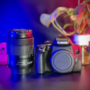 دوربین دیجیتال کانن مدل EOS 850D به همراه لنز ۱۳5-18